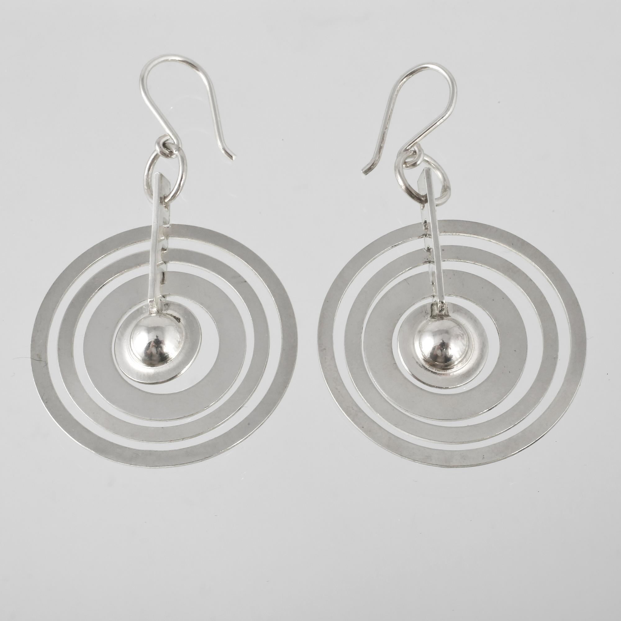 ÖRHÄNGEN, sterling silver, "Silvermåne", Nils Westerback för Tapio Wirkkala, 1972. Vikt 6,5 g.