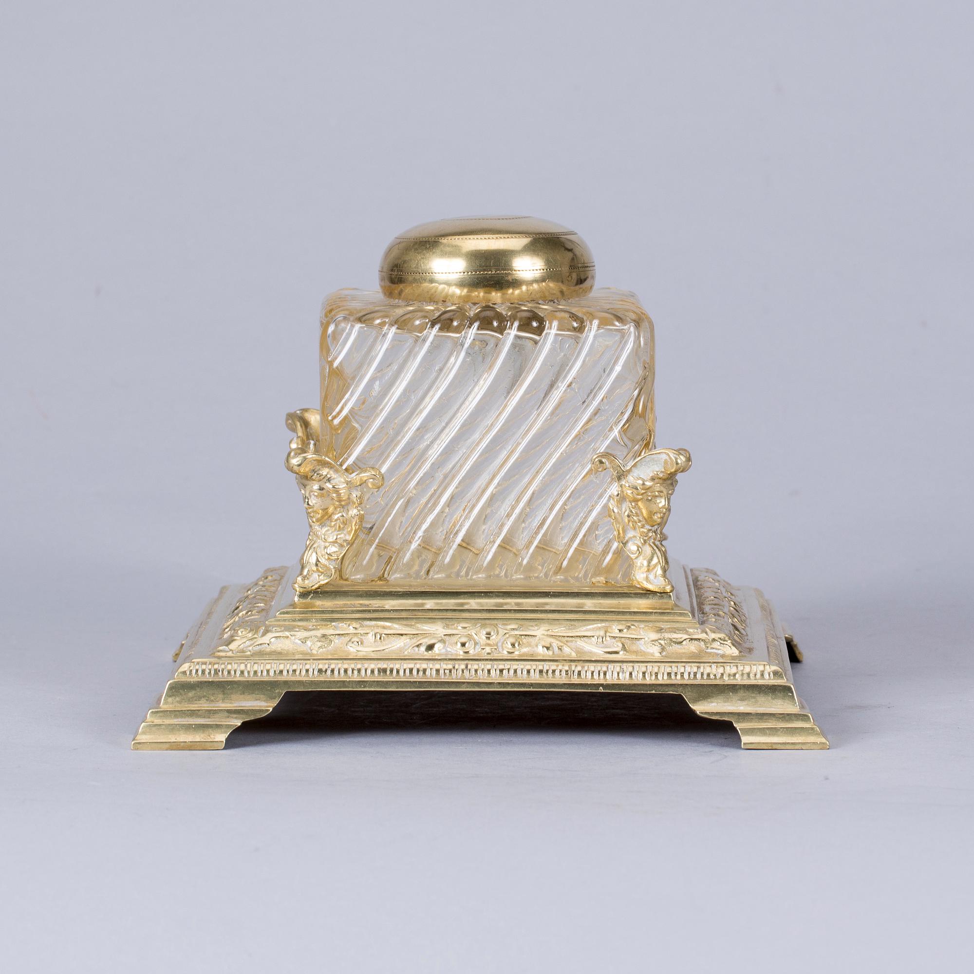 SKRIVGARNITYR MED VÄGGAPPLIQUER. Nyrenässans, 1800-talets slut.