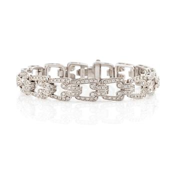 571. An 18K white gold bracelet set with round brilliant-cut diamonds.