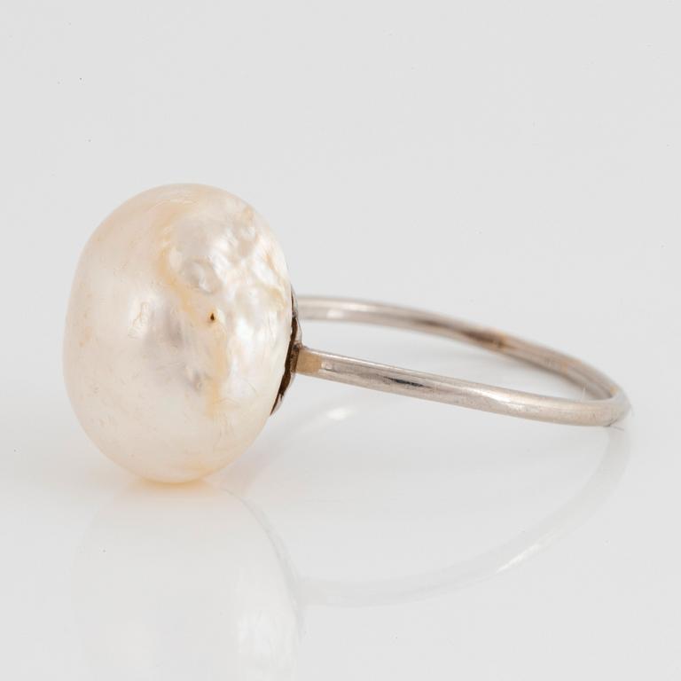 An 18K white gold ring set with a pearl, most likely natural.