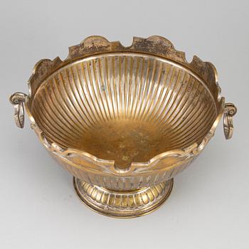 A brass champagne cooler or glass rinserm 18th/19th century.