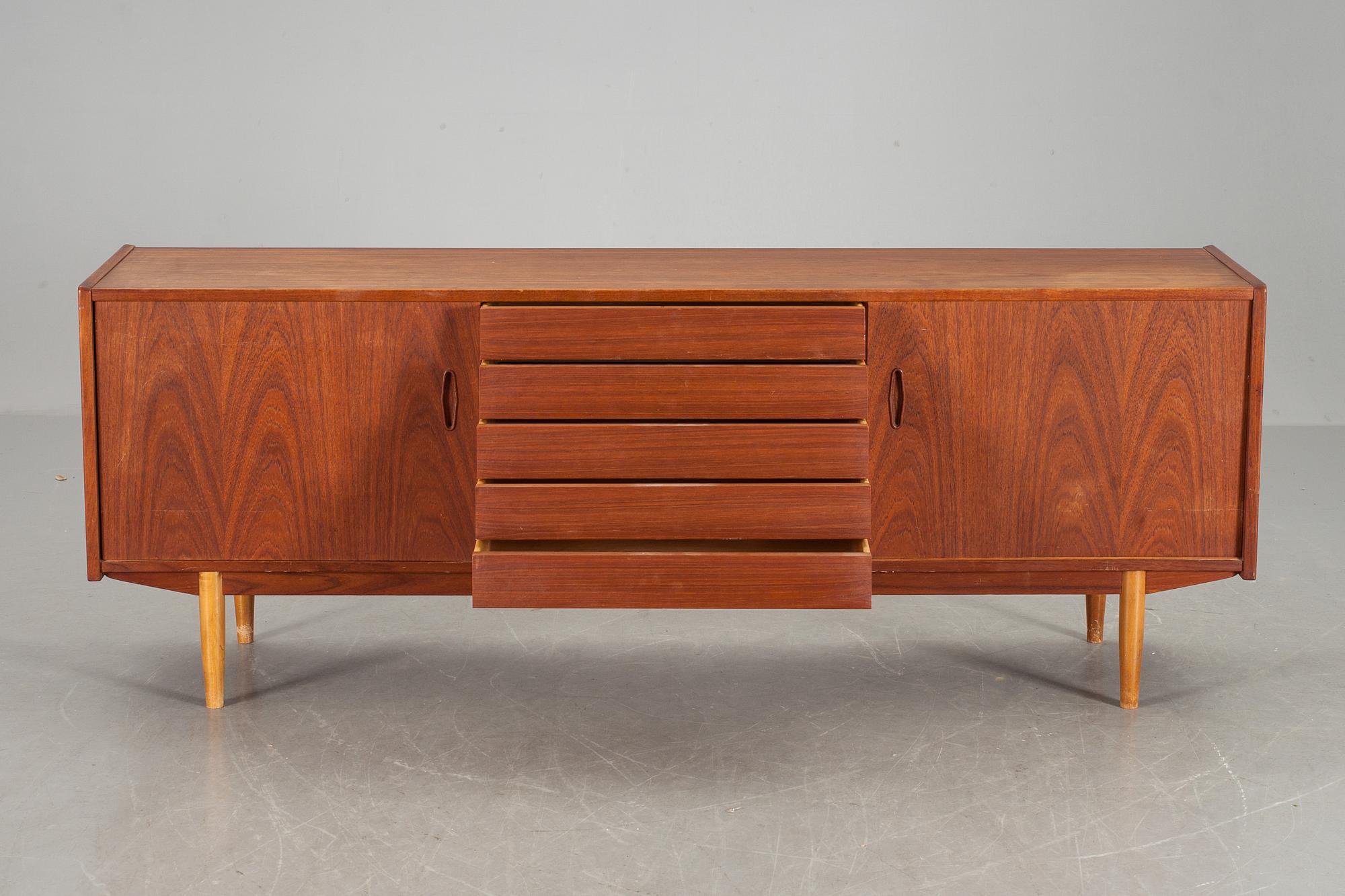 SIDEBOARD, "Trio", Nils Jonsson, Troeds, 1900-talets andra hälft.
