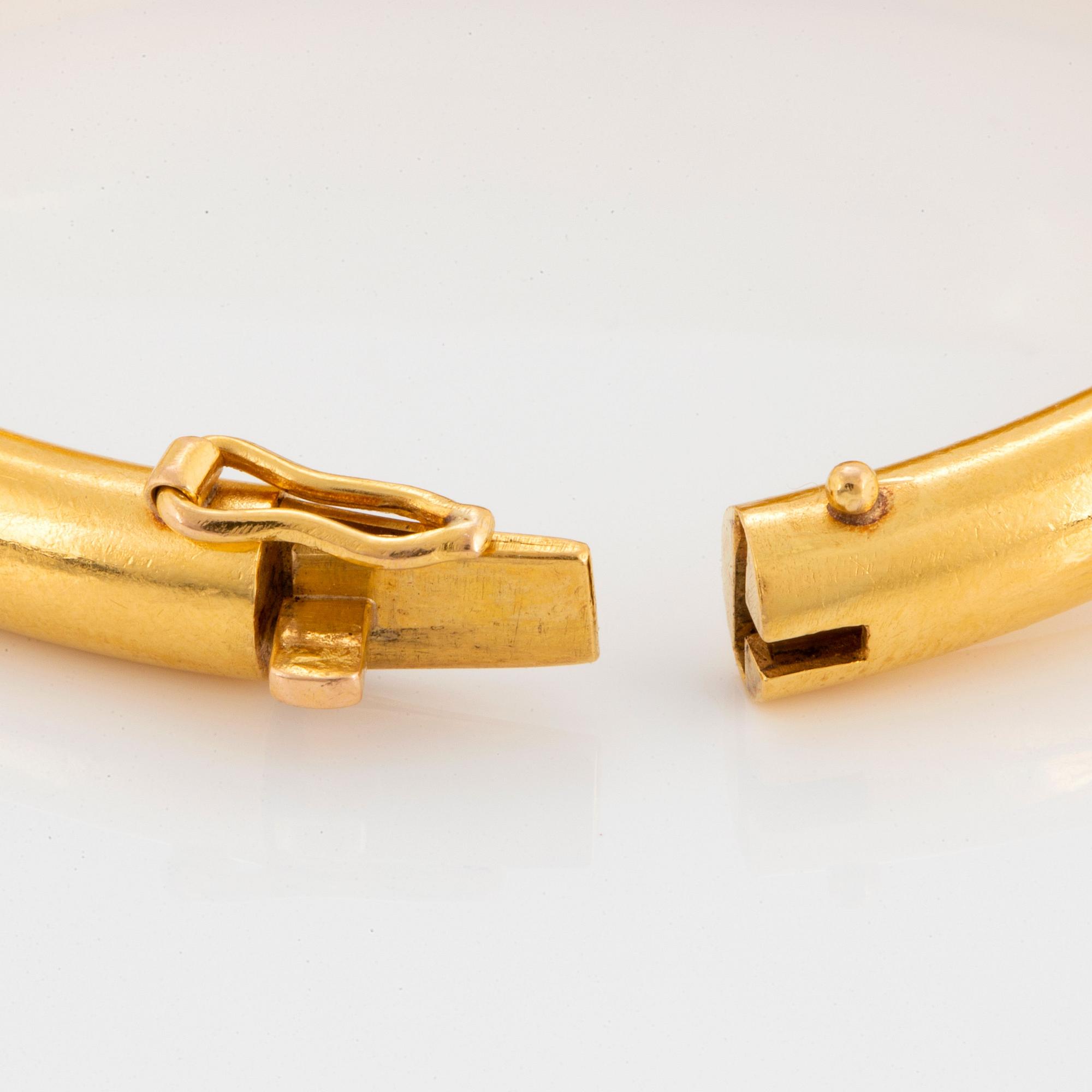 An Ilias Lalaounis bracelet in 22K gold.