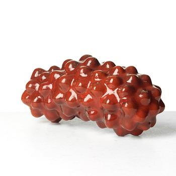 Eva Hild, a unique red glazed stoneware sculpture, "Bulig", Sparsör, Sweden 2002.