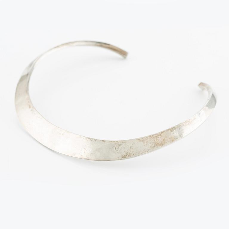 Maria Elmqvist, stel halsring, hamrat sterlingsilver.