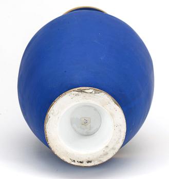 PRAKTVAS, porslin, 1800-talets andra hälft.