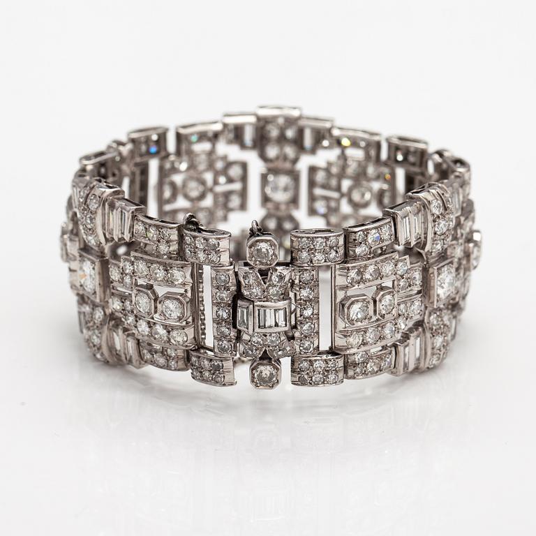 An art deco style platinum bracelet with diamonds ca. 17.85 ct in total.