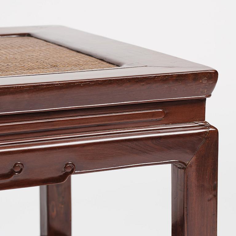Bord, hardwood. Qingdynastin, 1800-tal.