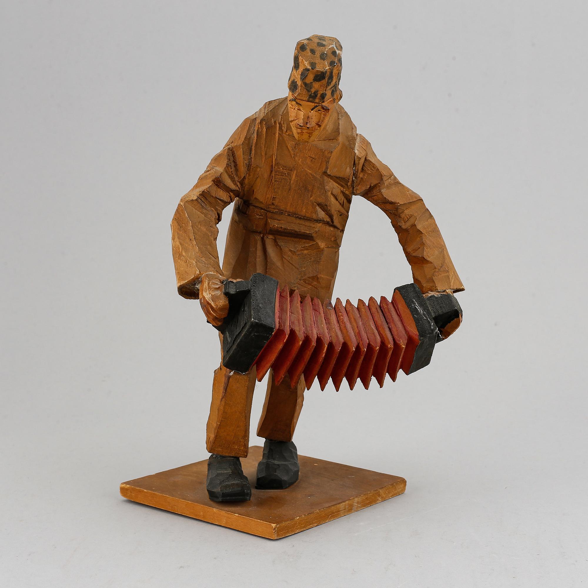 Axel Petersson Döderhultarn, träskulptur. Signerad. Höjd 27 cm.