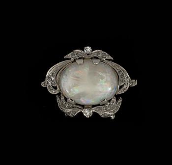 BROSCH, 18k vitguld, opal samt briljantslipade diamanter. Vikt ca 8 g.