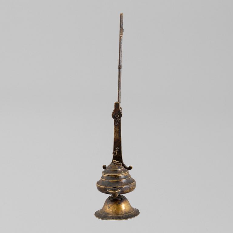 AN 18TH CENTURY BRONZE OIL LAMP.