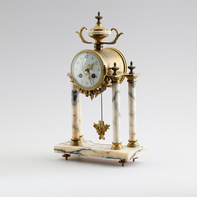 BORDSPENDYL, mässing och marmor, gustaviansk stil, 1900-talets första hälft.