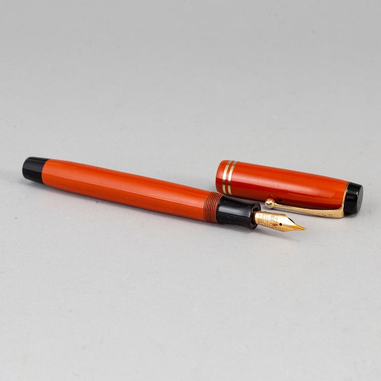 A Parker Duofold Special fountain pen, USA.