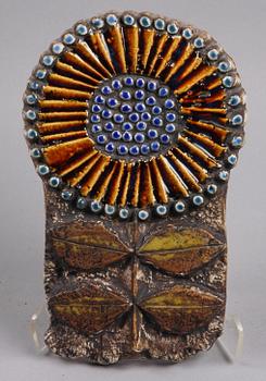 FIGURIN samt VÄGGPLAKETT, stengods, Lisa Larson, Gustavsberg.