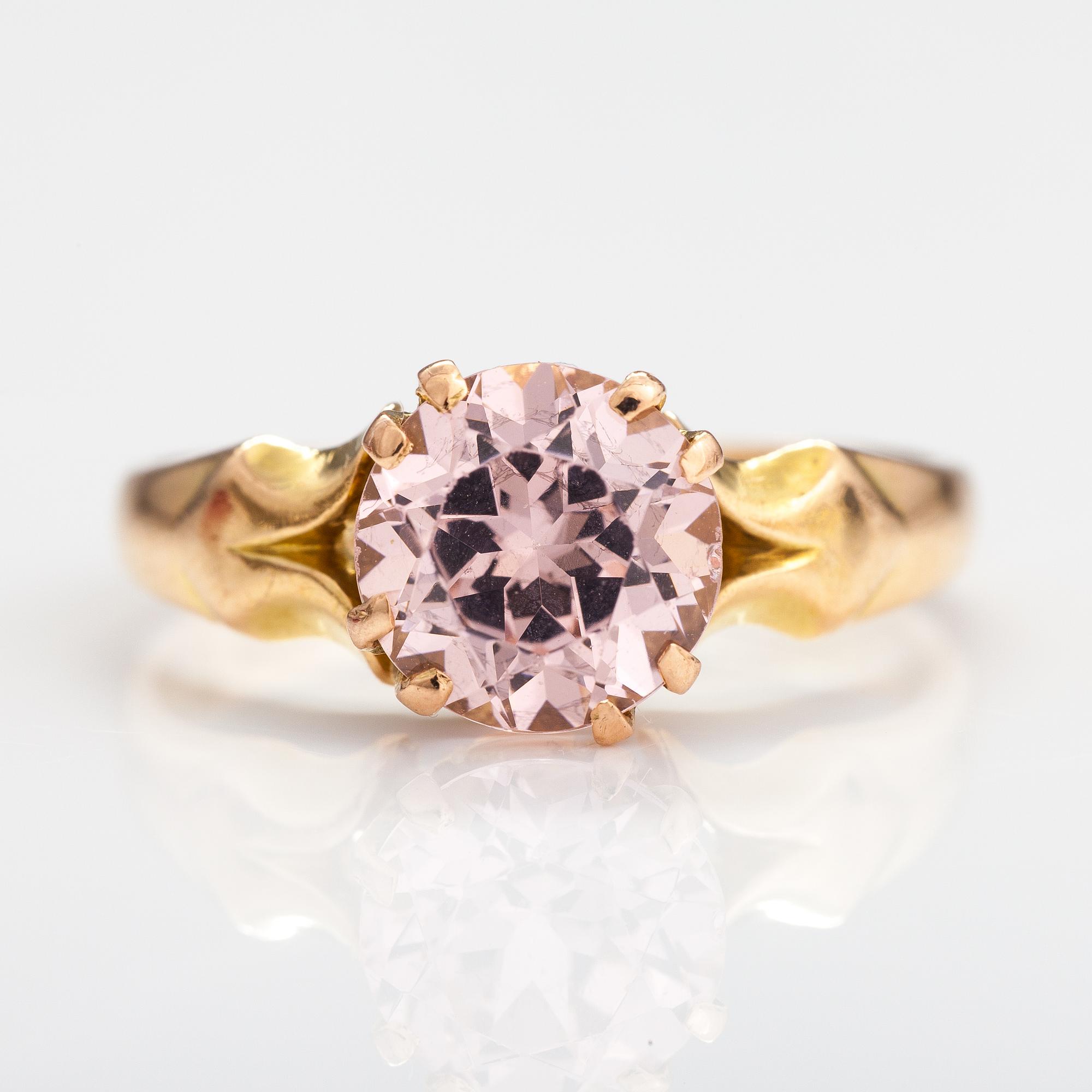 An 18K gold ring with a YAG-stone. Johan Akseli Tarkiainen, Vyborg 1927.