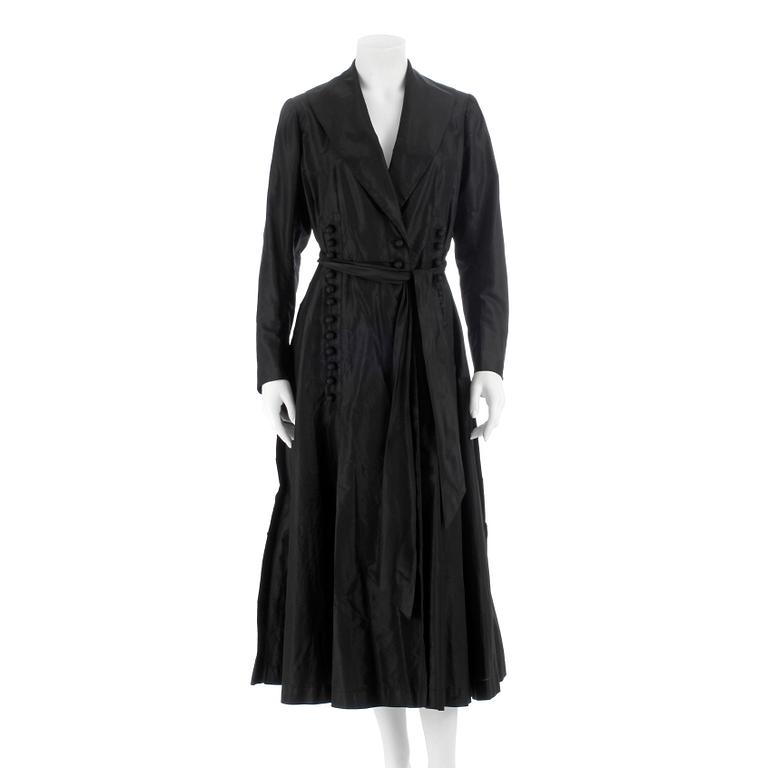 A black silkcoat from Nordisk Kompaniet 1916.