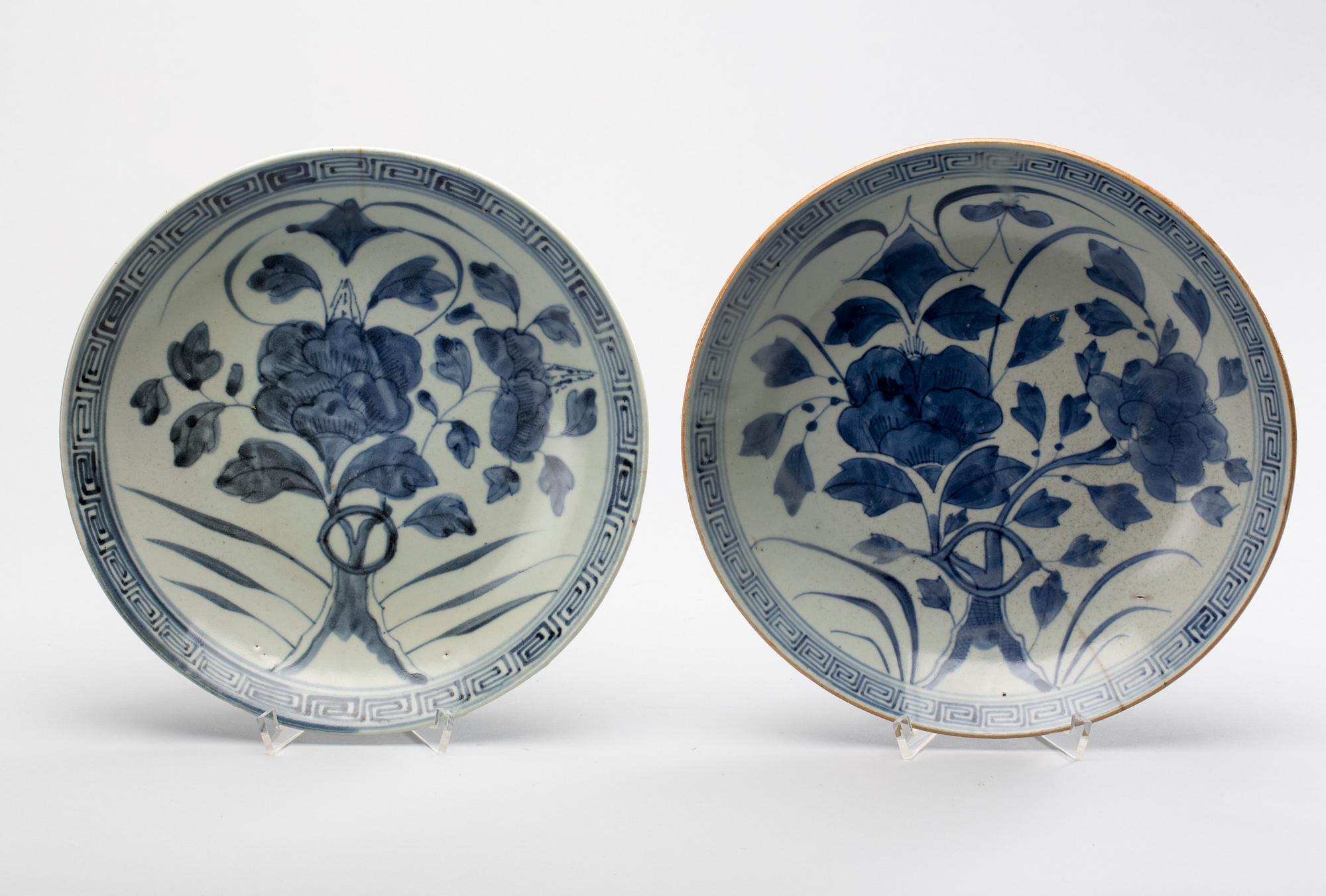 SKÅLFAT, 2 st, porslin, Japan, omkring 1900.