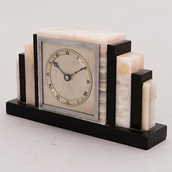 An Art Deco mantle clock, 1920s/30s.