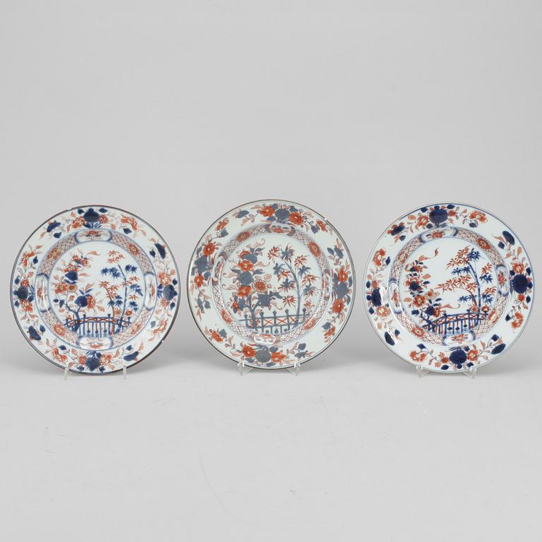 TALLRIKAR, 2+1, porslin, imari, Kina, 1700-tal.