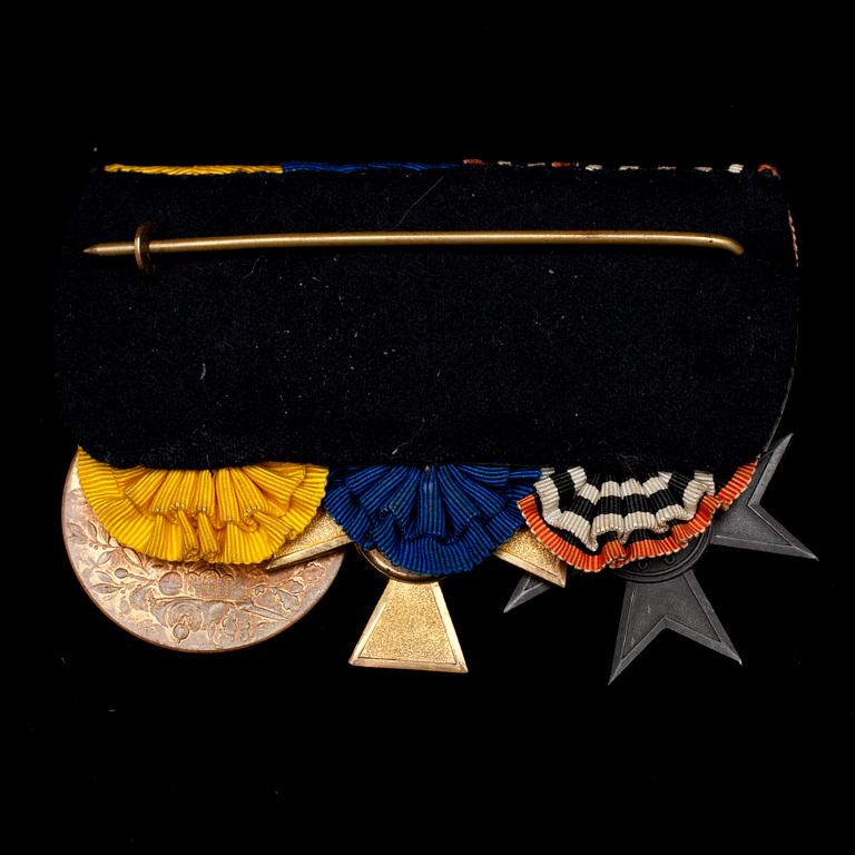 KRIGSUTMÄRCKELSETECKEN, 3 st, bl. a. Tyskland, Preussen.