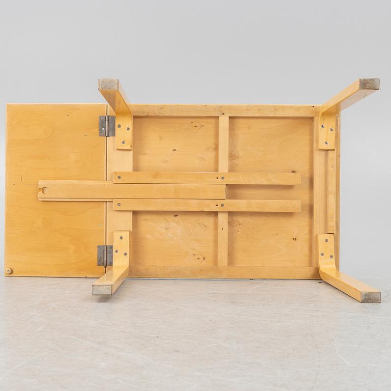 Alvar Aalto, drop-leaf table, model DL82, O.Y. Huonekalu- ja Rakennustyötehdas A.B., mid-20th century.
