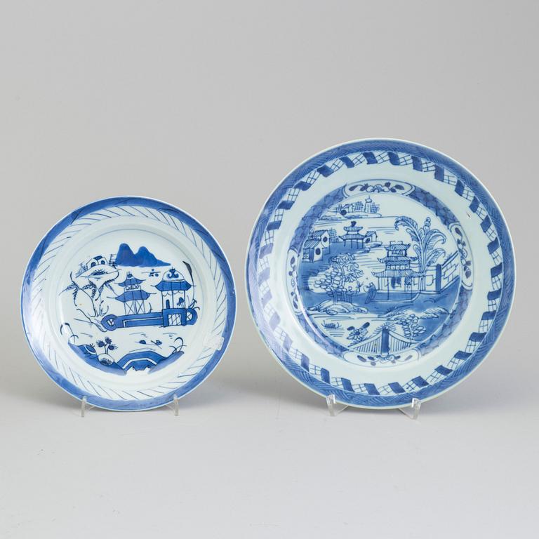 A part dinner export porcelain service, Qing dynasty, 19th century (23 pc).