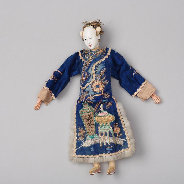 An elegant Chinese doll, clad in silk robes, Qing dynasty, 19th Century.
