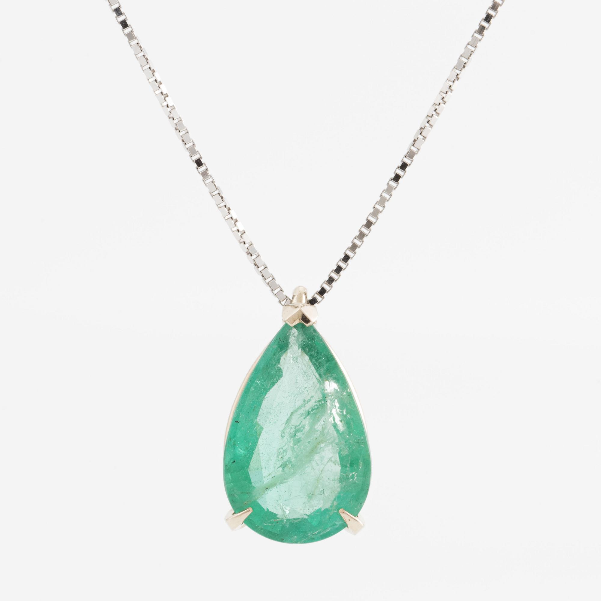 Pendant with chain. 18K gold and white gold with a drop-shaped emerald.