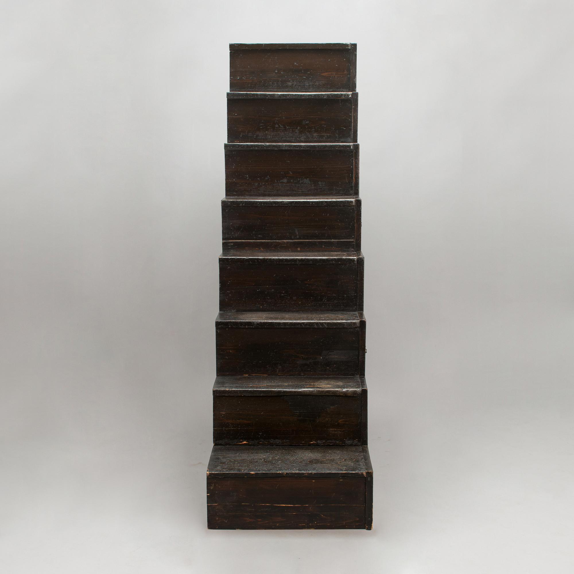 Byrå/Skåp så kallad "Step Tansu", cederträ, Japan, 1800-tal.