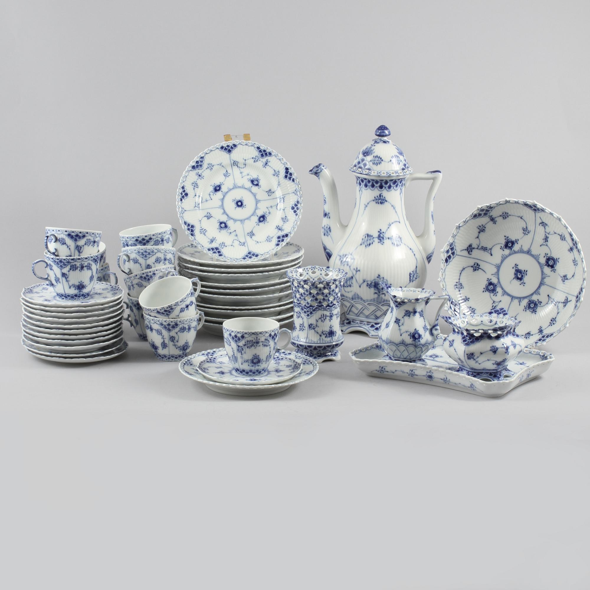 KAFFESERVIS, 30 delar, porslin, "Musselmalet", Royal Copenhagen, 1900-talets andra hälft.