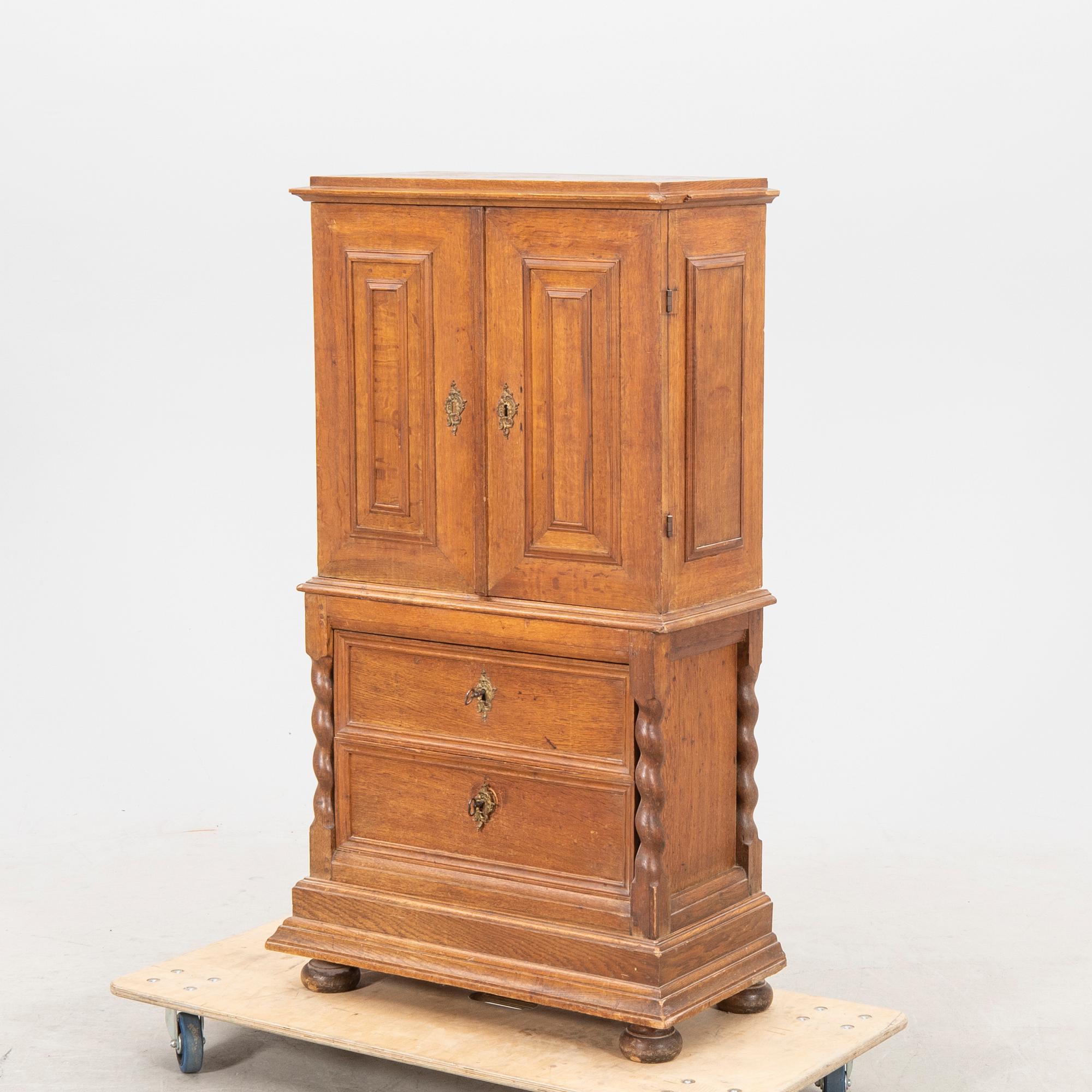 skåp barockstil 1800-tal.