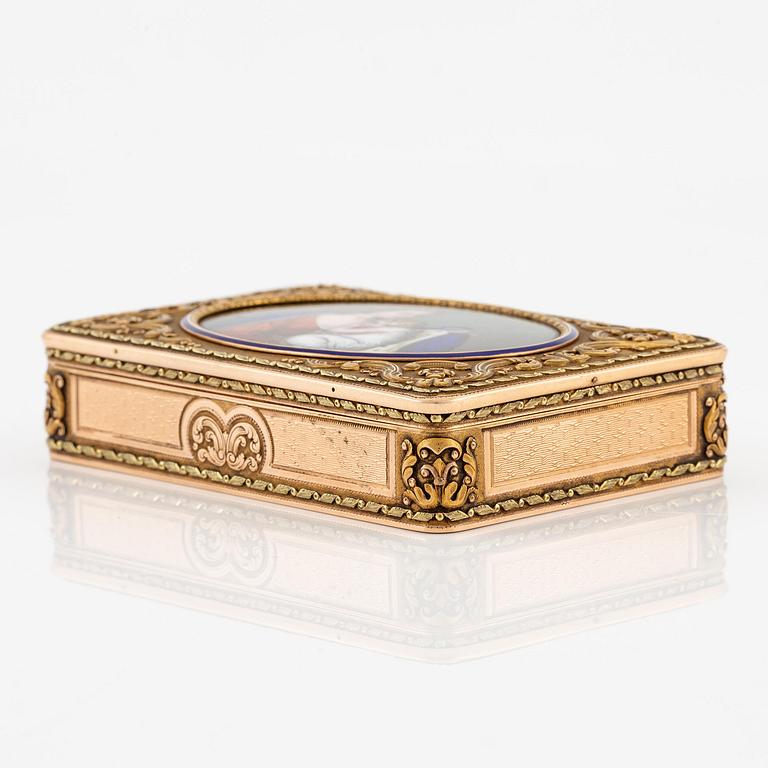 An early 19th century 14K gold box 'en deux couleurs' and enamel miniature, unmarked, possibly Switzerland.