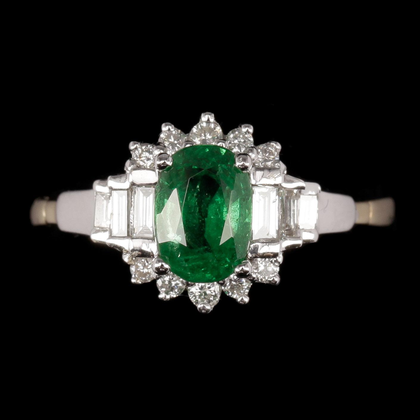RING, 14k guld och vitguld med oval tsavorit ca 1,5 ct och olikslipade diamanater. Vikt ca 3,6 gram.