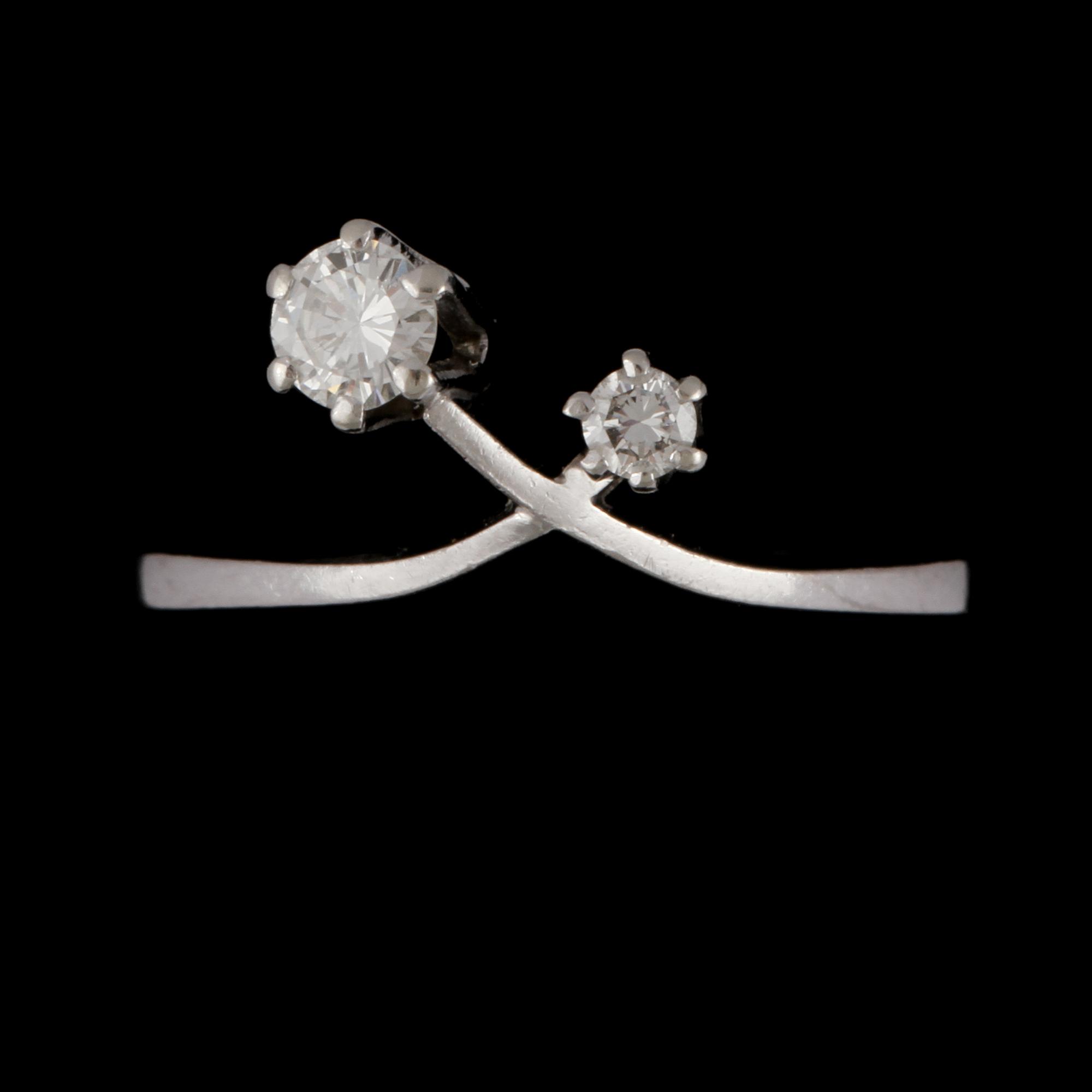 RING, 18k vitguld med 2 briljantslipade diamanter, 0.22 ct, Alton, Falköping, 1969. Vikt 2 g.