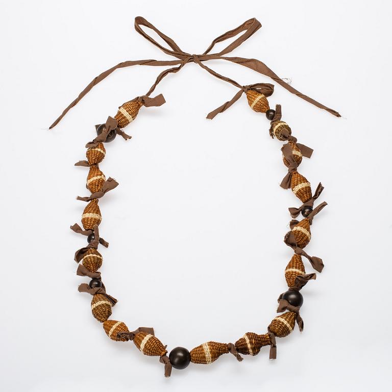 HALSBAND, Marni.