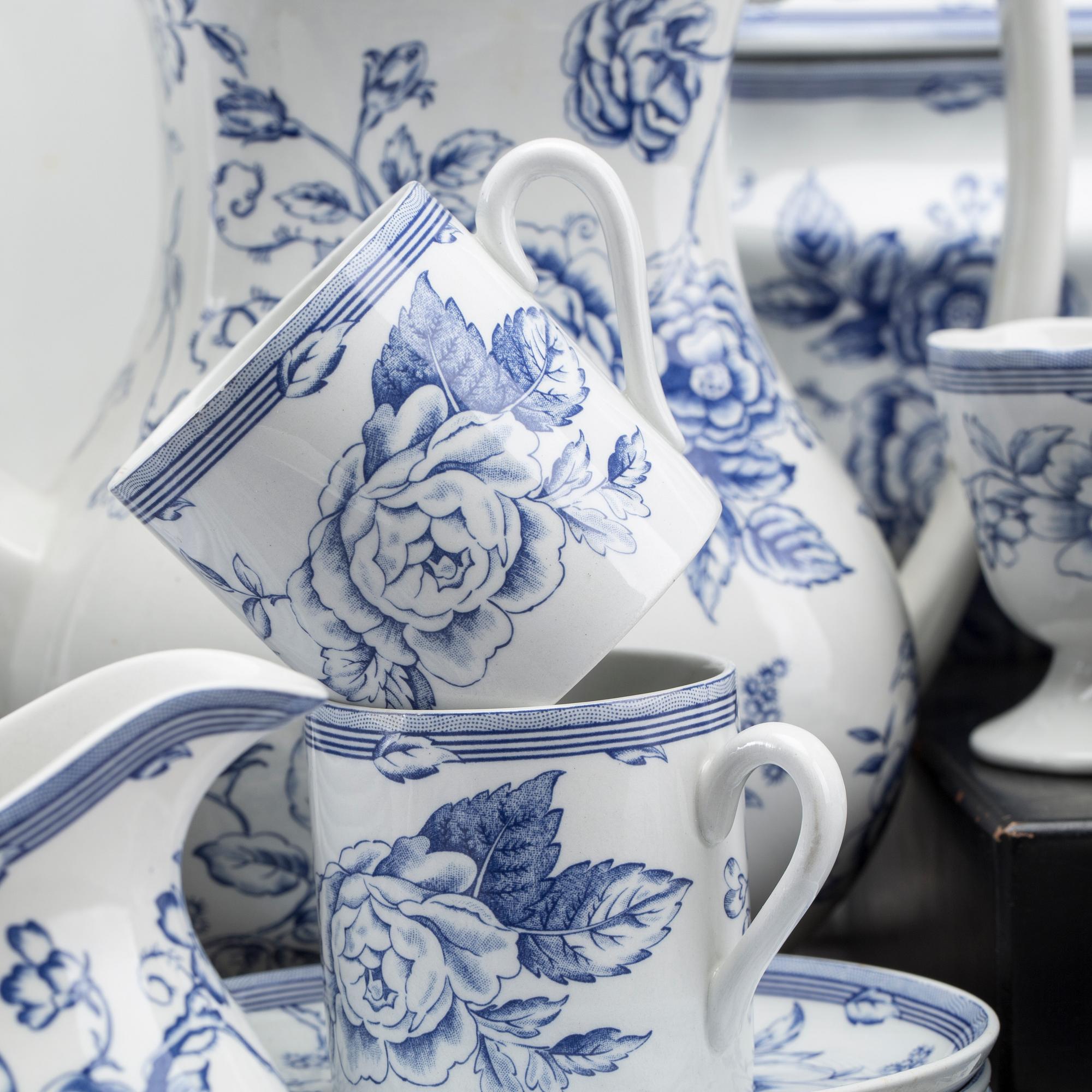 A SET OF 46 PIECES 