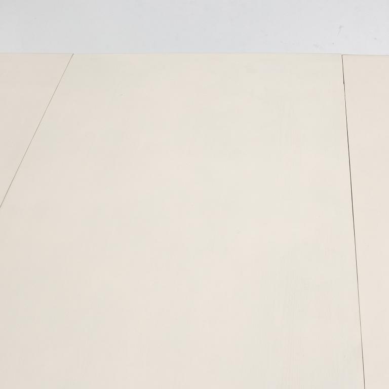 Dining table, from around the year 1900.