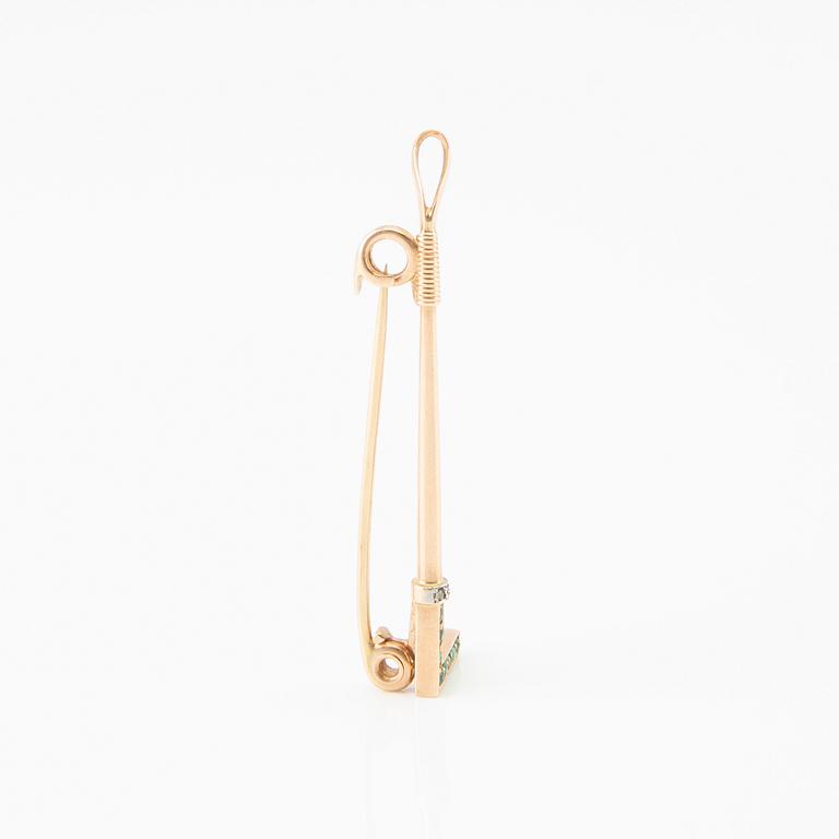 Brooch in the shape of a riding crop, 8K gold with faceted emeralds and rose-cut diamonds.