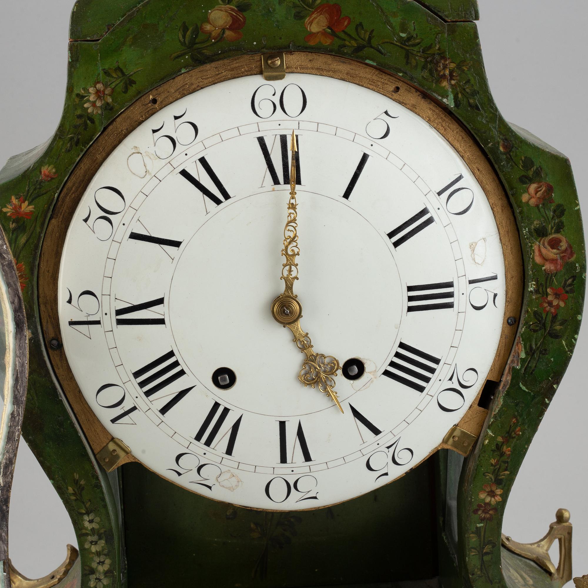 A rokoko style table clock. Pendulum and two keys. 19/20th century.