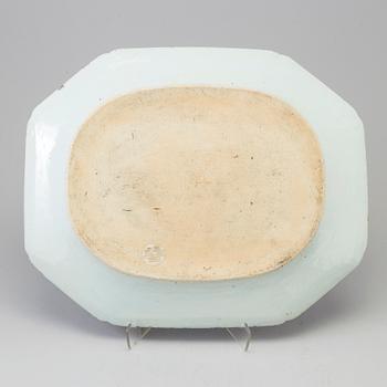 A blue and white serving dish, Qing dynasty, Qianlong (1736-95).