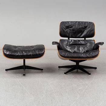 CHARLES & RAY EAMES, fåtölj och fotpall "Lounge chair", Herman Miller, USA.