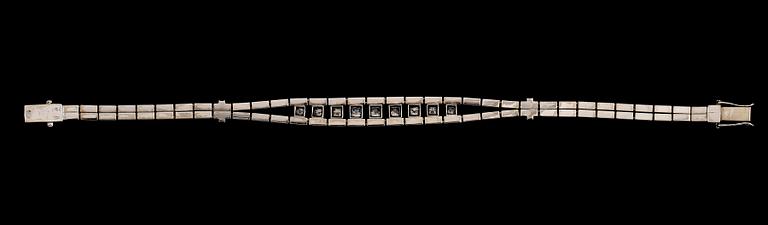 ARMBAND, 18 k vitguld, briljantslipade diamanter tot ca 1.03 ct. Vikt ca 18,5 g.