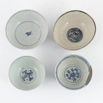 Five blue and white porcelain bowls, Ming dynasty (1368-1644).