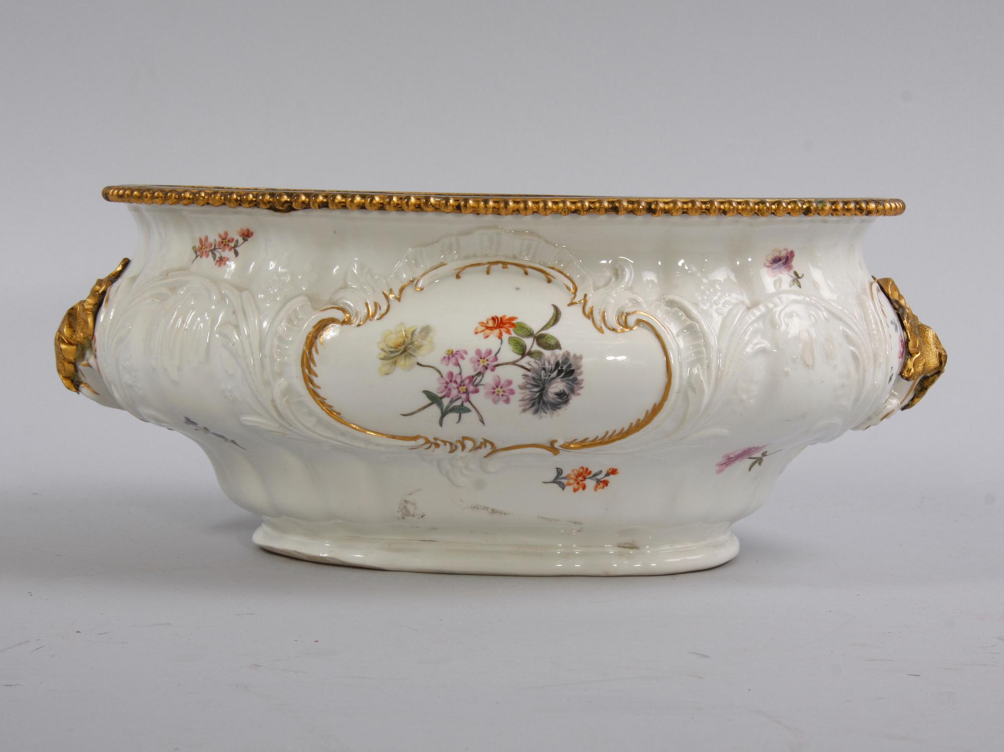 TERRINUNDERDEL. Porslin. Meissen. 1700-tal.