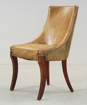 SKRIVBORD samt SKRIVBORDSSTOL, engelsk stil, 1900-talets första hälft.