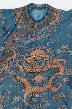 ROBE, silk. Height 123 cm. China around 1900.