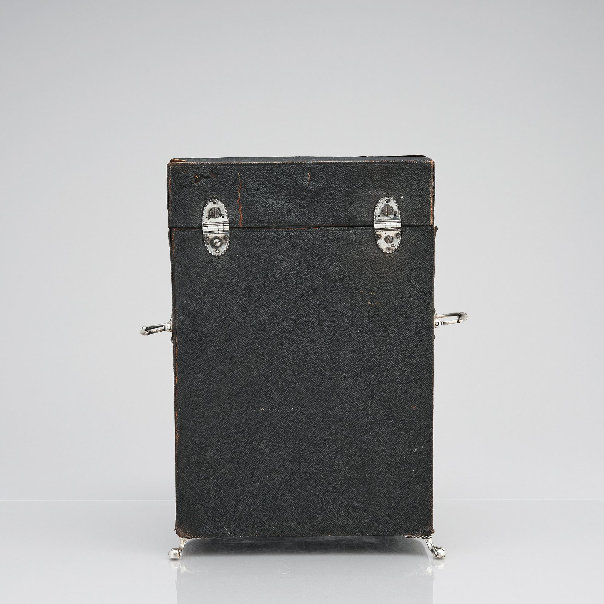 An English 18th century Hanoverian cutlery set with box, parcel-gilt silver, 121 pieces.