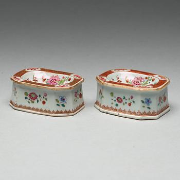 SALTKAR, ett par, kompaniporslin. Qingdynastin, Qianlong (1736-95).