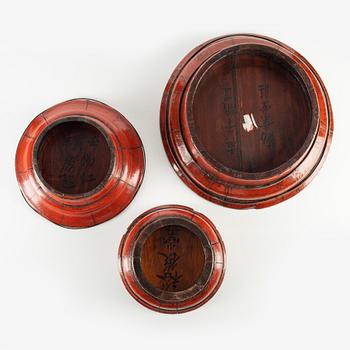 A set with three lacquer trays, 20th Century.