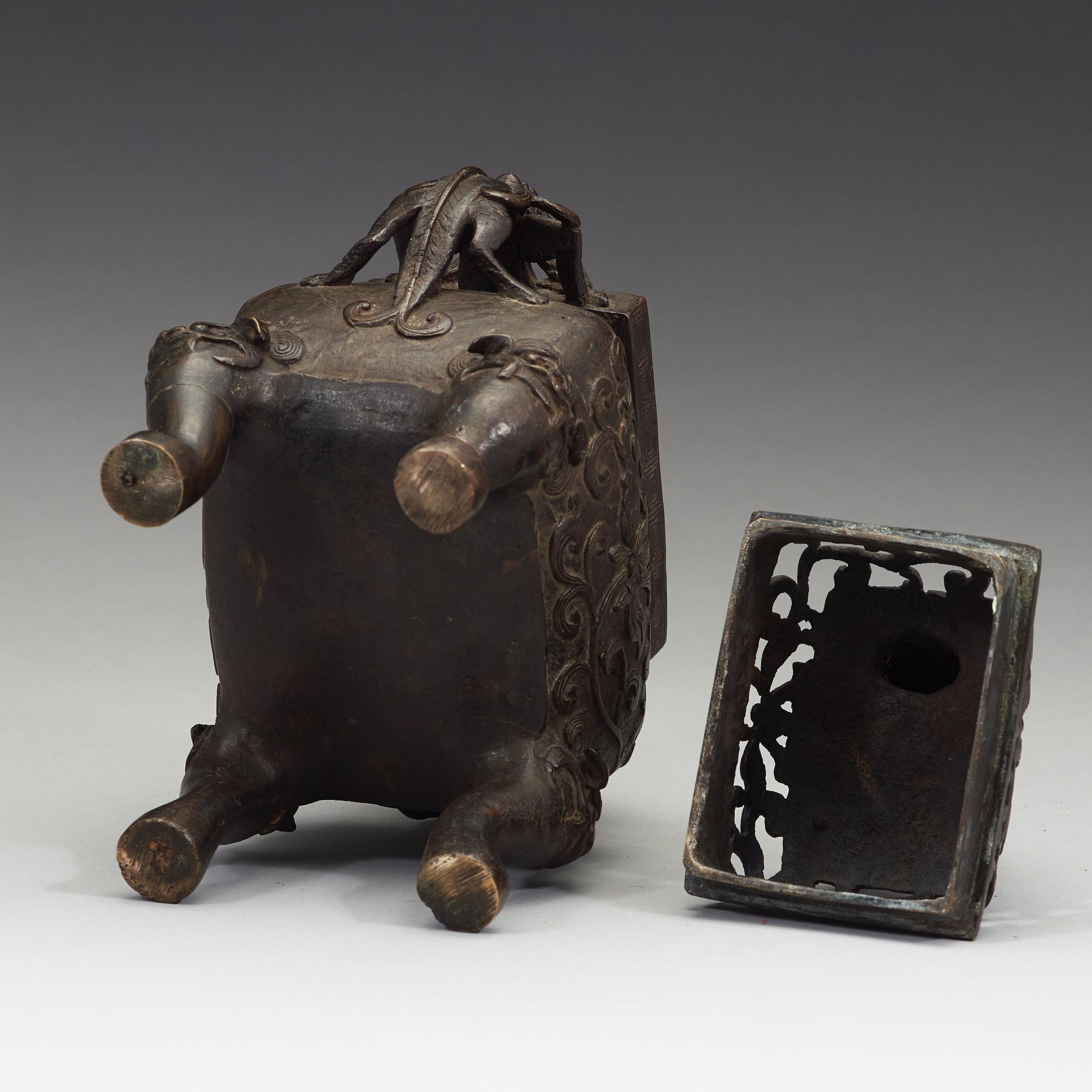 RÖKELSEKAR med LOCK, brons. Kina,  Qingdynastin, 1600/1700-tal, på träställ.